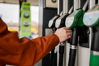 Omylem se nám podařilo odjet od benzinky bez zaplacení. Alespoň jsme zjistili, co se stane a za jak dlouho se na to přijde